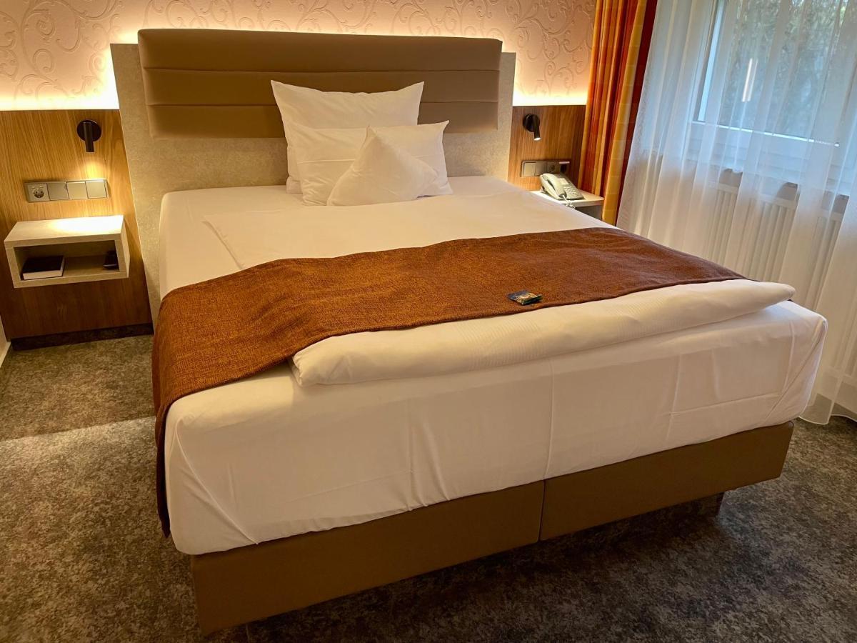 לנדסטול Hotel Merkur מראה חיצוני תמונה