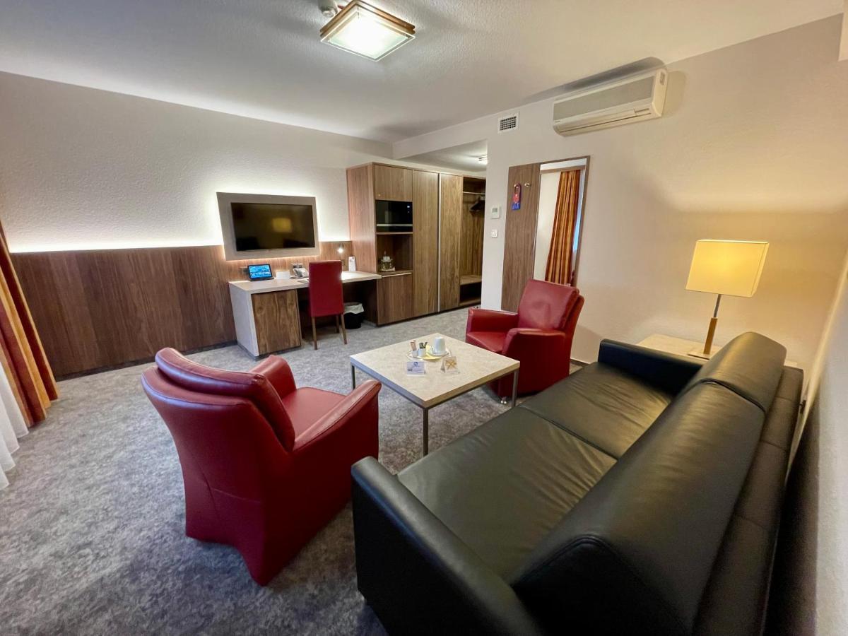 לנדסטול Hotel Merkur מראה חיצוני תמונה