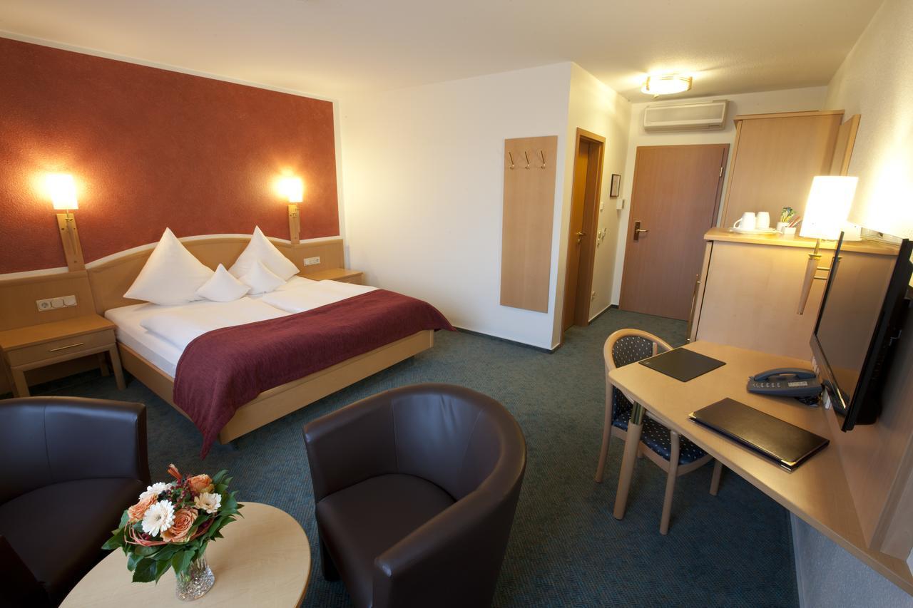 לנדסטול Hotel Merkur מראה חיצוני תמונה